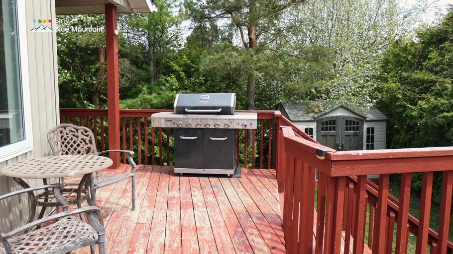 Exterior & Views 4, 5 Bedrooms, Mountain Views, Steps from Blue Mountain Village, Hot Tub, BBQ, Grey