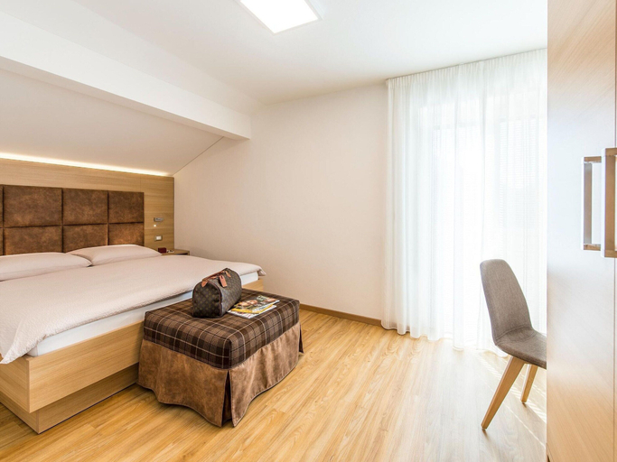 Room 4, Apartment in Dorf Tirol Near Spronser Lakes, Bolzano