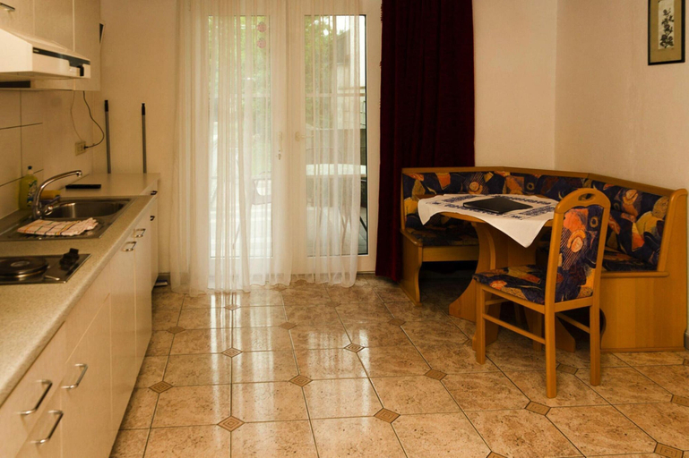 Dining 5, Apartment in Podersdorf am See With a Bicycle Storage, Neusiedl am See