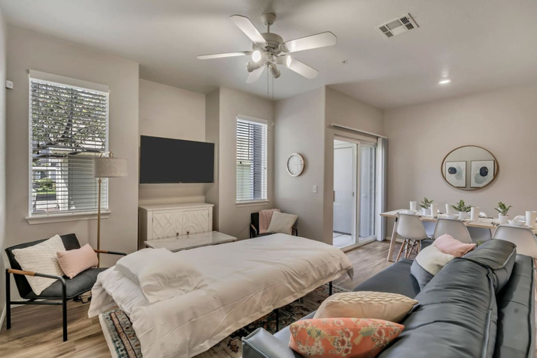 Room 4, L189 at Mountain View by CDH, Davis