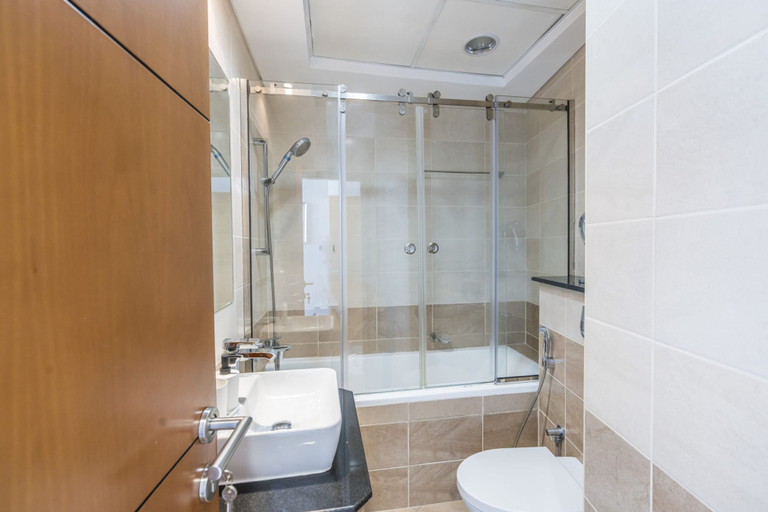 Room 5, Luxury at Ocean Heights Views Dubai Marina 4 Beds Sleeps 8, Dubai