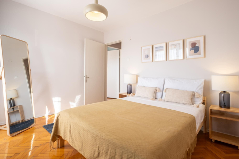 Room 3, Sleek Flat With Sea View Balcony 2 min to Coast, Karşıyaka