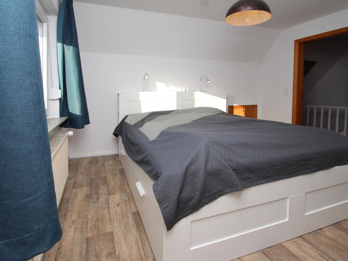 Room 3, Charming Holiday Home in Nesse With Garden, Aurich