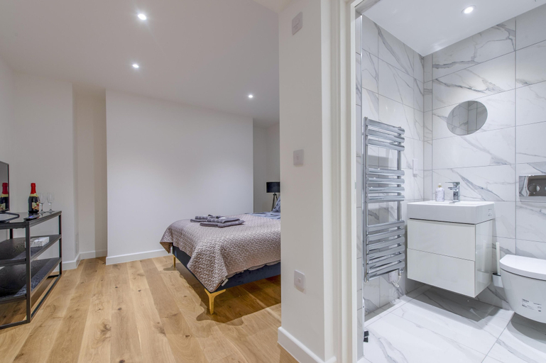 Bedroom 2, Exquisite 3BR Duplex Apartment, Air-con& Amenities, London