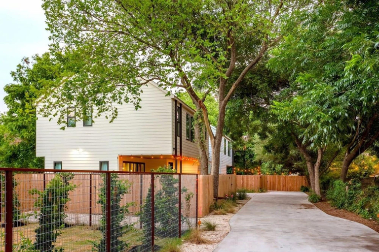 Room 2, 5 000 SQ FT Private 10br Compound DT 6 Min Drive, Travis
