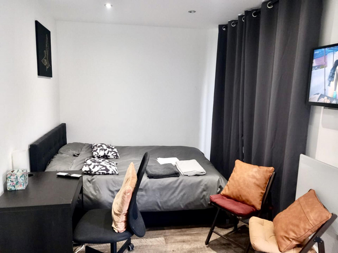 Bedroom 3, Cosy 1-bed Studio in Northolt, London