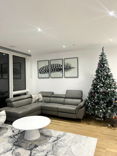 Others 5, Beautiful 2-bed High Rise Apartment in Royal Wharf, London