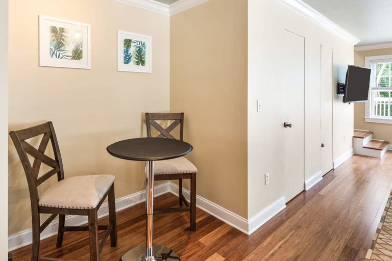 Room 2, Cloud Suite on Duval Luxury Condo Epic Location, Monroe