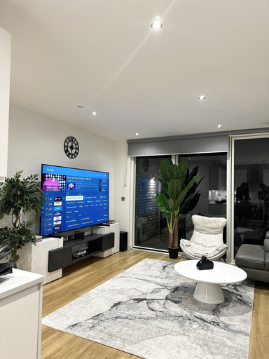 Others 4, Beautiful 2-bed High Rise Apartment in Royal Wharf, London