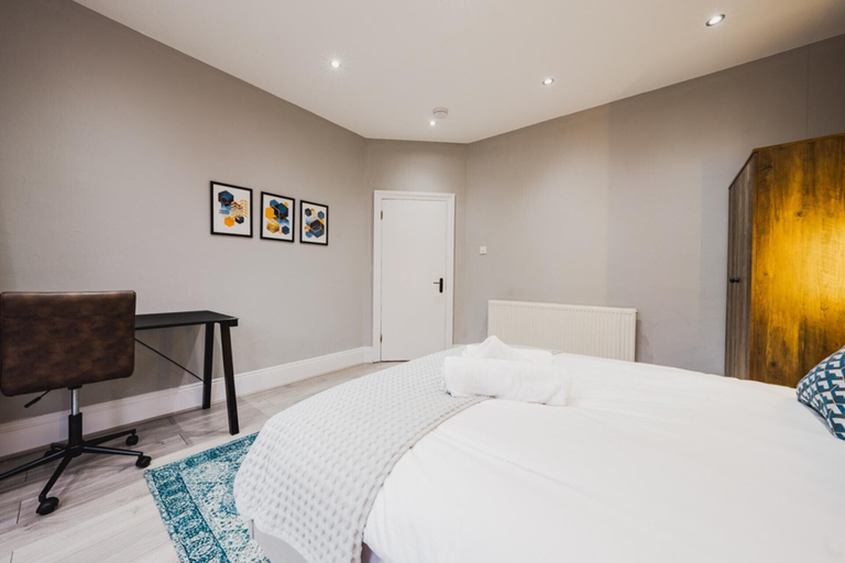 Bedroom 2, Modern 2 bed Apartment Near Wembley Stadium, London