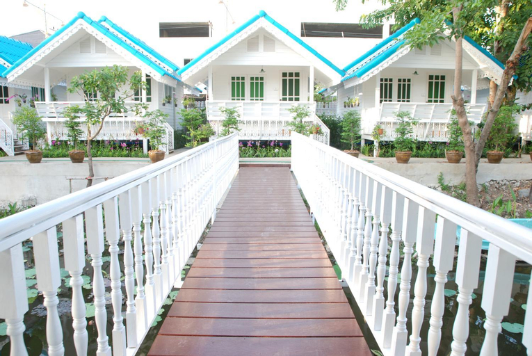 Exterior 13