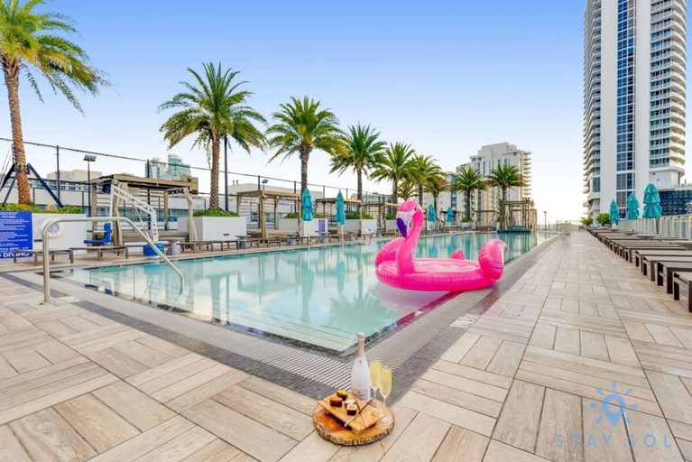 Room 1, 1BR Apartment - Near Beach - Amazing Pool, Broward