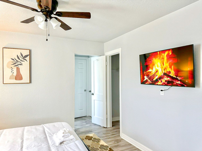 Bedroom, Vintage Gem in Prime Location Cozy 1BR Oasis, Oklahoma