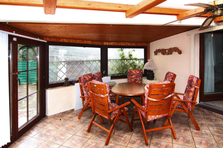 Dining 3, Holiday Home in Busum With Parking Space, Dithmarschen