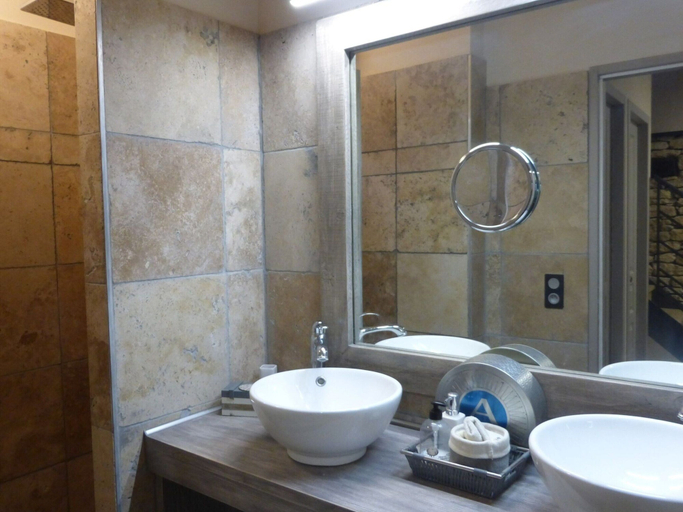 Bathroom, Stone House Near Chateauneuf-du-pape Vineyards, Vaucluse