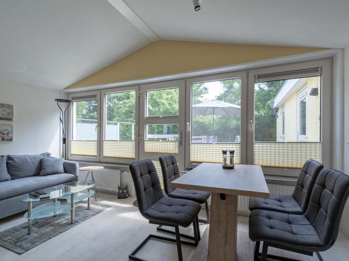 Dining 5, Cozy Holiday Home With Garden, Zijpe
