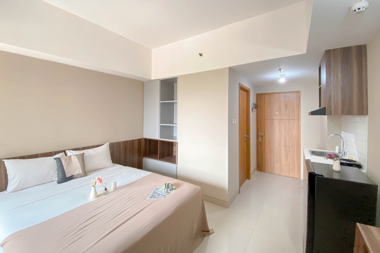 Cozy and Warm Studio at Gateway Park LRT City Bekasi Apartment By Travelio, Bekasi