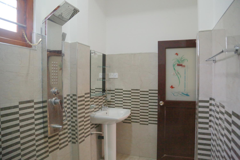 Bathroom 4, Gihan Guesthouse, Weligama