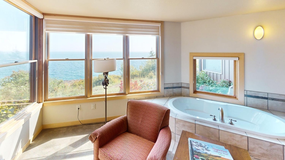 Bathroom 4, Surfside on Lake Superior, Cook