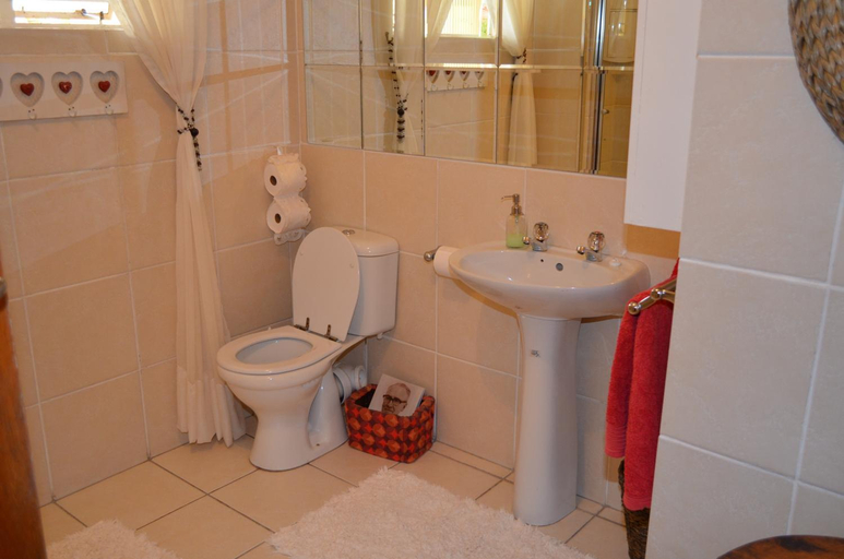 Bathroom 2, Beau & I, Cacadu