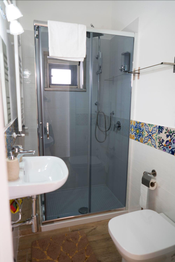 Bathroom 3, Baglio Reale Apartments, Palermo