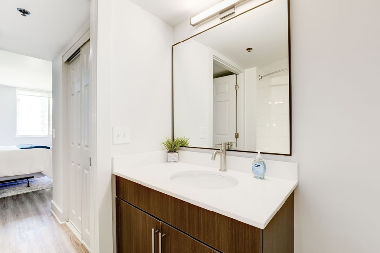 Bathroom 3, Elegant 2BR Apartment Minutes From DC, Arlington