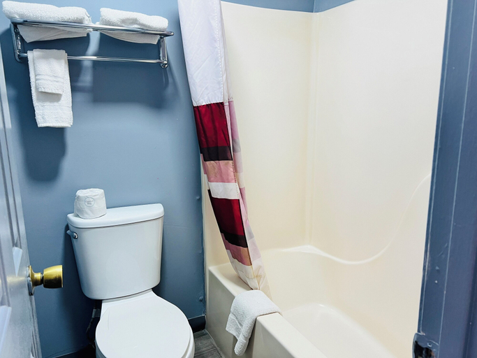 Bathroom 4, Relax Inn, Clark