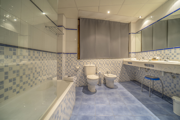 Bathroom 4, Del Meligar
