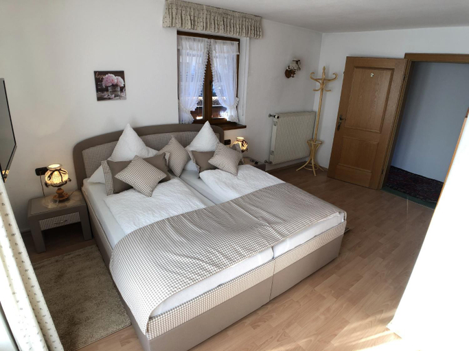 Bedroom 2, Gastehaus Berger inkl. Chiemgaukarte, Traunstein