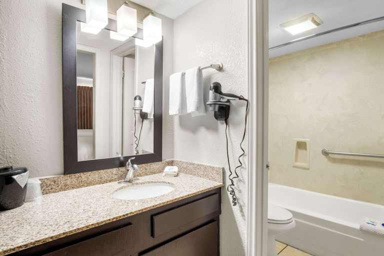 Bathroom 4, Rodeway Inn Waco Downtown near University, McLennan