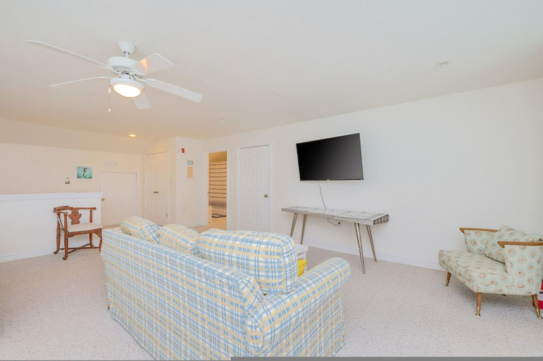 Room 5, 4BR Waterfront Penthouse Pool Views, Virginia Beach