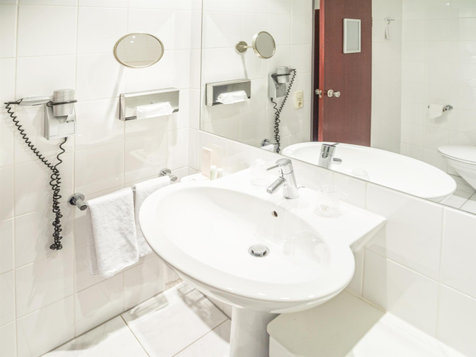 Bathroom 2, Golden Tulip Bielefeld, Bielefeld