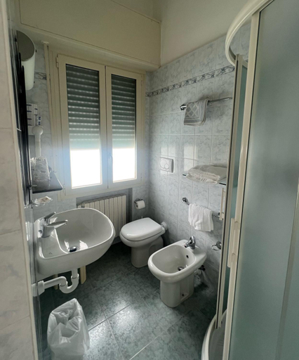Bathroom 3, Napoleon, Imperia