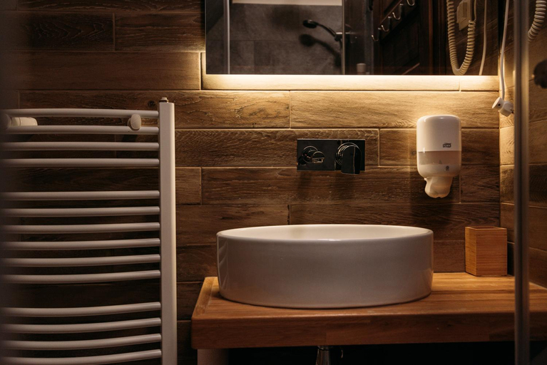 Bathroom 2, Madarasi Gyopar Panzio, Zetea