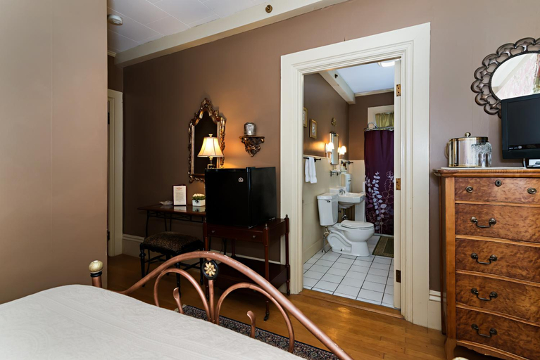Bedroom 2, Silver Fountain Inn, Strafford