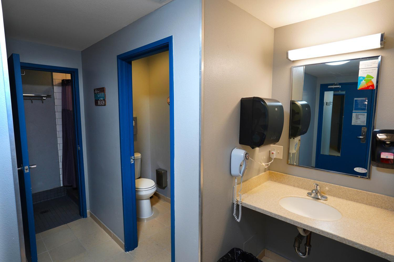 Bathroom 3, HI Los Angeles - Santa Monica Hostel, Los Angeles