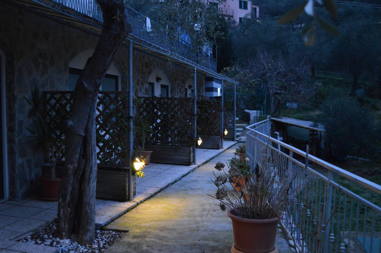 Others 5, Affittacamere arabafenice, La Spezia