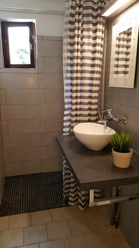 Bathroom 4, La Cigale, Var
