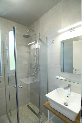 Bathroom 3, Octogon, Sanmartin