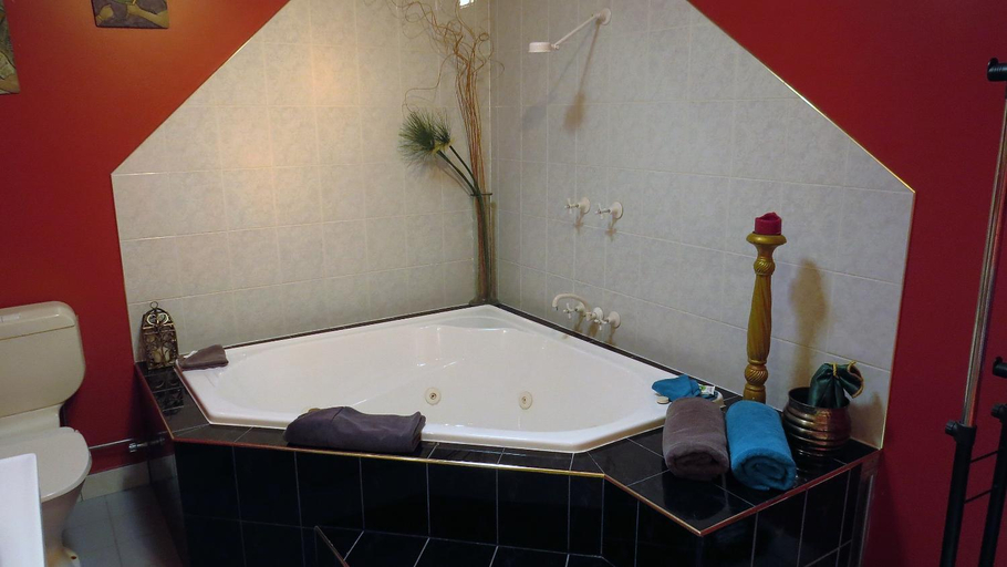 Bathroom 1, Gumtree on Gillies Bed and Breakfast, Atherton