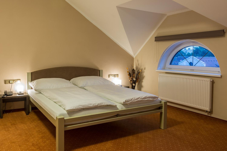 Others 5, Hotel Luznice, Tábor