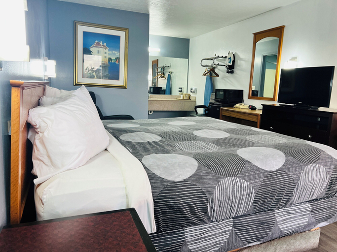 Bedroom 3, Relax Inn, Clark