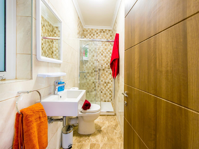 Bathroom 5, Bayside Apartments