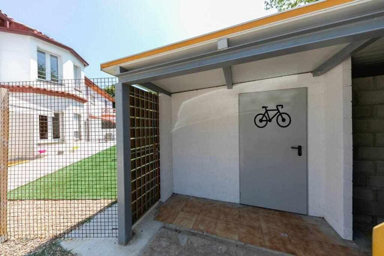 Others 3, Newly renovated room w Pool & BikeParking, Girona
