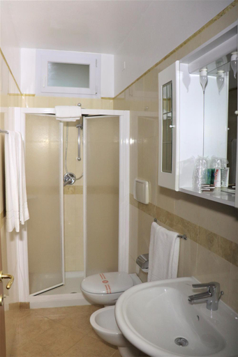 Bathroom 4, Villa Mimosa, Verona