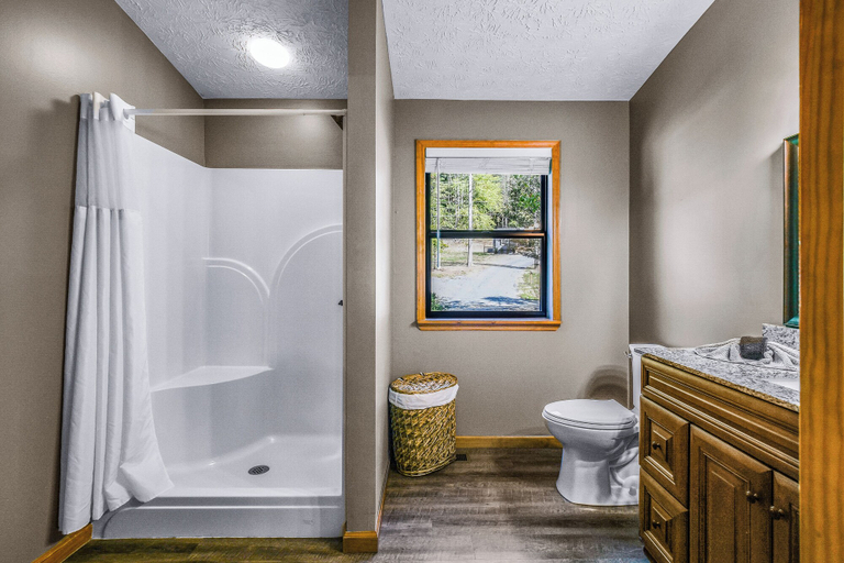 Bathroom 5, Pure & Simple, Sevier