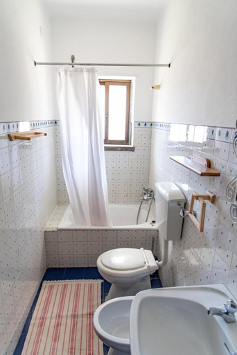 Bathroom 3, Moby Dick Lodge, Cascais