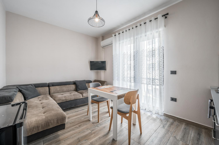 Others 5, Villa Olympia, Durrësit