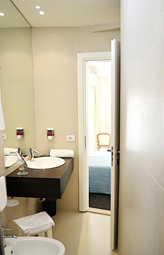 Bathroom 4, Admiral, Rimini