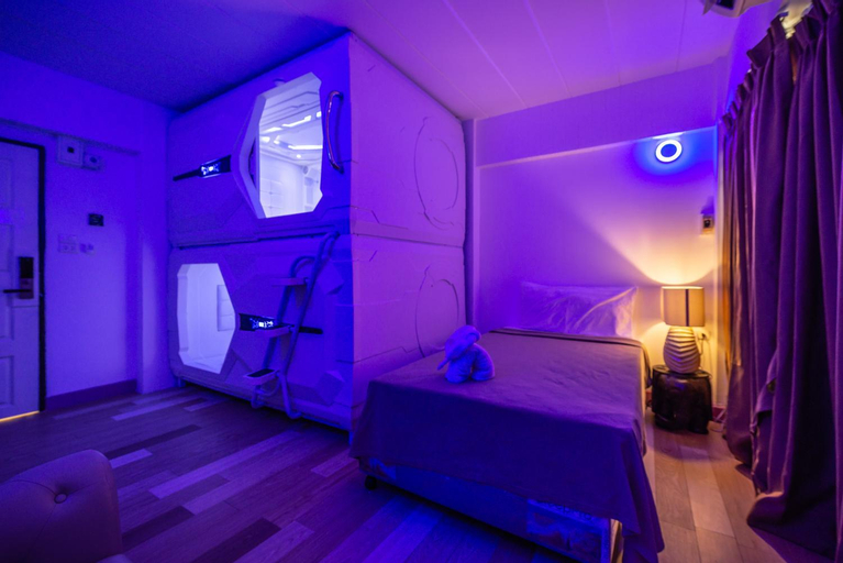 Infinite Hotel, Bang Plad